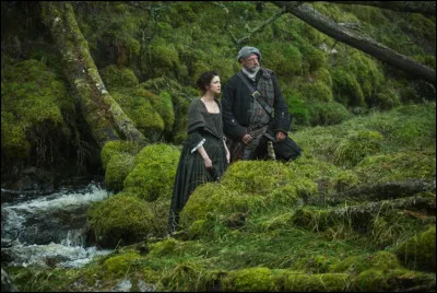 Claire est à la rivière avec Dougal. Les tuniques rouges arrivent et les emmènent à un endroit. Où ? (2 réponses attendues)