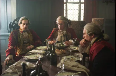 Ils s'y rendent donc. Claire mange avec le commandant et Dougal attend dans une autre pièce. Un homme va rentrer dans la pièce, Claire le connaît. Qui est-ce ?