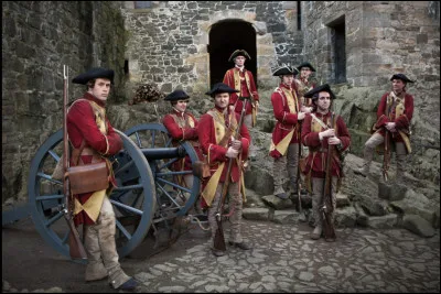 Cet homme va forcer un officier à faire quelque chose. Quoi ?