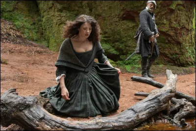 Dougal arrive à temps pour sortir Claire de là. Ayant toujours des soupçons sur elle, il l'emmène quelque part. Où ?