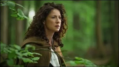 Jamie veut se rendre à un endroit bien précis car quelqu'un pourrait prouver son innocence. Ils s'y rendent tous et Claire remarque que le Cercle de pierre n'est pas loin. Elle y va. Réussit-elle à retourner à son époque ?