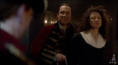 Claire arrive ensuite à Fort William. Qui la délivre des griffes de Black Jack Randall ?