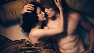 À leur retour au château de Leoch, Jamie explique à Claire à quel point il l'aime. Ils font l'amour. En s'allongeant par terre, Claire remarque quelque chose sous le lit. Quoi ?