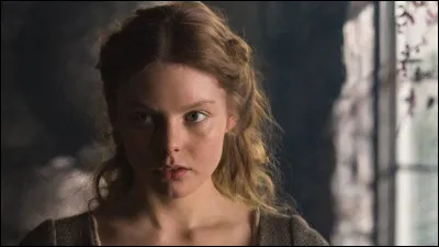 Elle découvre que c'est Laoghaire qui a placé ça là. Claire va s'expliquer avec elle. Que fait-elle ?