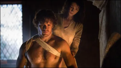 Même au château de Leoch, Claire continue de prendre soin de Jamie. Dans ce siècle, on ne l'appelle pas ''infirmière''. Quel est le nom donné aux personnes sachant guérir à cette époque ?