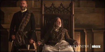 Claire décide de rentrer chez elle auprès de Frank. Elle consulte Cullom (le Lord) et lui demande la permission de rentrer chez elle. Il accepte une 1re fois. Quelques jours après, il refuse qu'elle s'en aille. Pourquoi ?