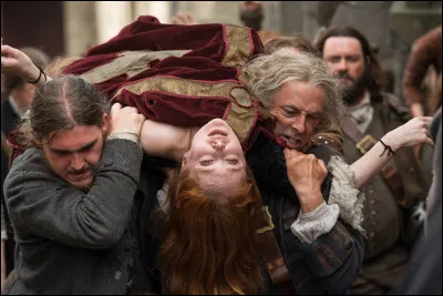 Elle va ensuite montrer son ventre et va déclarer qu'elle porte l'enfant de/du...