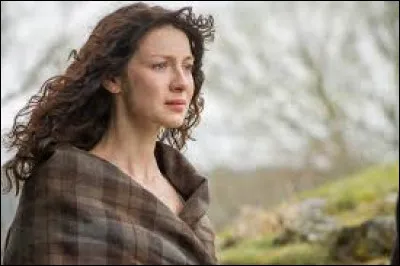 Ils partent ensuite en direction de Lallybroch. Ils s'arrêtent en chemin et Jamie amène Claire à Craigh na Dun, pour qu'elle retourne chez elle si elle le désire. Touche-t-elle les pierres ?