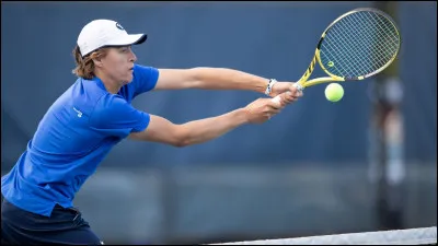 Ce sport ne se joue pas avec une raquette. Trouvez lintrus !