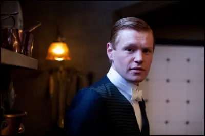 Dans la saison 4, qui voit-il en train de s'embrasser ? (en faisant ce quiz je me rends compte qu'il ne fait que surprendre des personnes en train de s'embrasser)