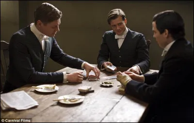 Finalement, Alfred est pris dans la formation de cuisinier. Il revient quelques mois plus tard pour l'enterrement de son père. Que fait-il à ce moment-là ?