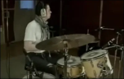 Complétez : 
"Þessi sál er kaunum..."