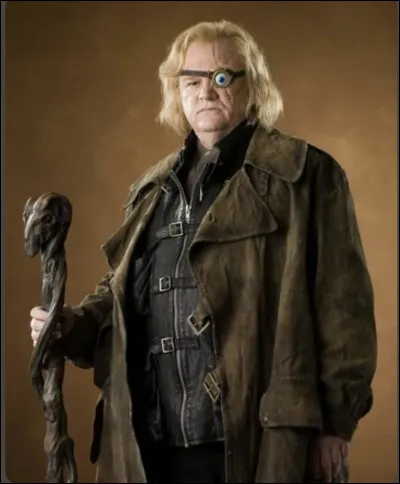 En quoi ce qui semble être Alastor Maugrey transforme-t-il Drago Malefoy dans ce film ?