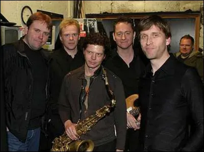 Complétez : 
"Það er margt sem þróast þegar líður..."