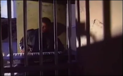 Complétez : 
"Hér var allt, en svo er ei..."