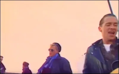 Complétez : 
"Aðrar slóðir, önnur..."