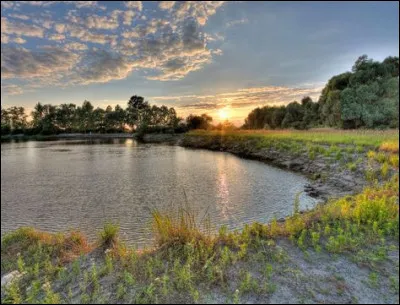 Quel massif de l'ouest du pays permet de faire du ski ?