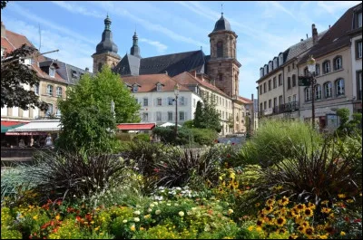 Quelle est l'intruse parmi ces villes ?