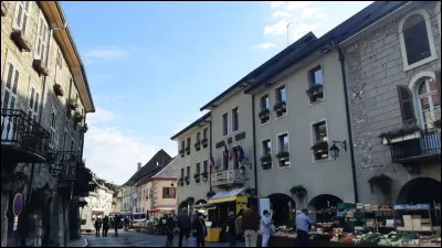 Quelle est l'intruse parmi ces villes ?