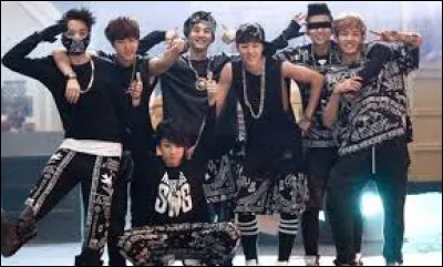 Qui commence à chanter et dit "yam ma ni kum un mwo ni" ?