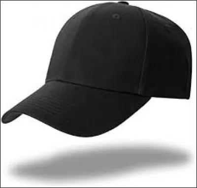 Qui porte une casquette ?