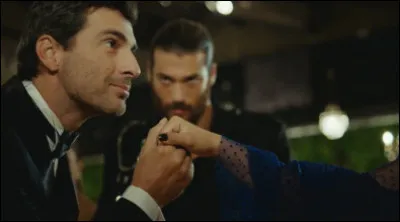 Que ferais-tu si tu voyais ton "crush" avec un/e autre, sans s'embrasser, juste les voir parler ?