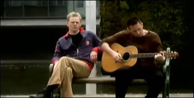 Complétez : 
"Og lífið tekur..."