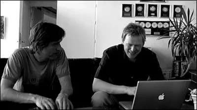 Complétez : 
"Höldum fast í það sem eigum..."