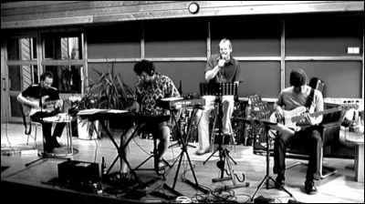 Complétez : 
"Við öllum vitum hvernig..."