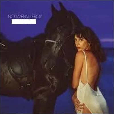 Comment se nomme cet album studio de la chanteuse Nolwenn Leroy où cette dernière pose à côté d'un cheval noir sur la pochette ?
