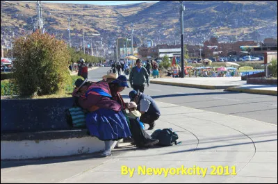 Quelle est cette ville du Pérou, capitale de la province du même nom, située à 3 827 m d'altitude au bord du lac Titicaca ?