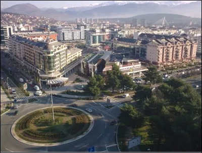 Quelle est cette ville, capitale du Monténégro proche des Alpes dinariques et de la mer Adriatique ?