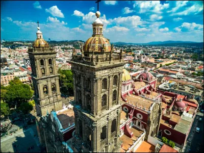 Quelle est cette ville du Mexique, capitale de l'État du même nom, célèbre pour son centre historique à l'architecture espagnole coloniale et sa cathédrale néoclassique ?
