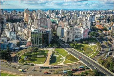 Quelle est cette ville du Brésil, capitale de l'État du Rio Grande da Soul, cité verdoyante avec 9 grands parcs et des rues arborées ?