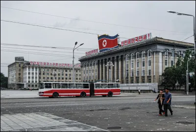Quelle est cette ville, capitale de la Corée du Nord à l'architecture de style stalinien, principal pôle économique du pays ?