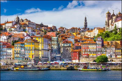 Quelle est cette ville du Portugal située au bord du fleuve Douro, célèbre en Europe pour son vin muté ?