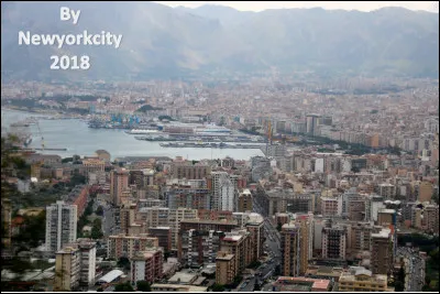Quelle est cette ville, capitale de la Sicile fondée par les Phéniciens au VIIe siècle, cité administrative et touristique ?