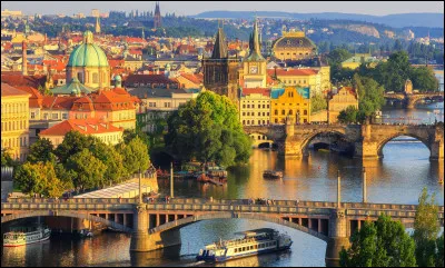 Quelle est cette ville de Bohème, capitale de la Tchéquie, cité cosmopolite des sciences et des arts ?