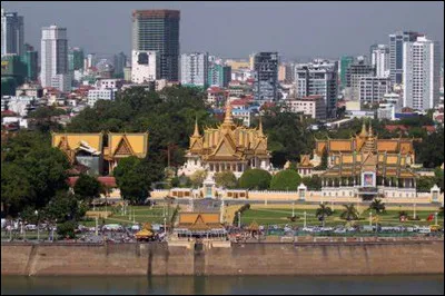 Quelle est celle ville, capitale du Cambodge, surnommée "Perle d'Asie", située sur les bords du Mékong, plus grand centre économique du pays ?