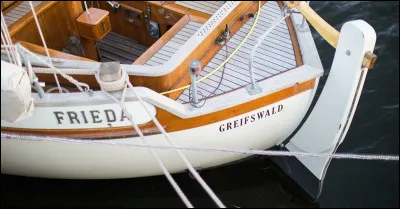 Sur un bateau, comment s'appelle la partie du gouvernail sur laquelle s'exerce la pression de l'eau ?