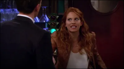 Lors d'un flashback, on peut voir Barney essayer de draguer une fille au bar en se faisant passer pour un acteur célèbre. Mais quel acteur ?