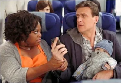 Quelle est la couleur du véhicule dans lequel Marshall et sa passagère voyagent ?