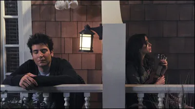 Quelle chanson française chante la "future" de Ted sur son balcon ?