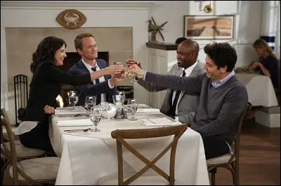 Comment s'appelle le serveur que remercie Lily à chaque fois qu'il lui sert un verre ?