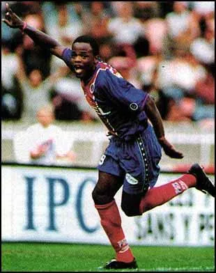 Quel est cet attaquant panamen, grand dribbleur, qui a remport une Coupe des Coupes avec le PSG ?