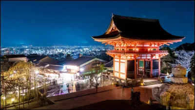 Quel metteur en scène japonais a réalisé le film "Les Sept samouraïs" ?