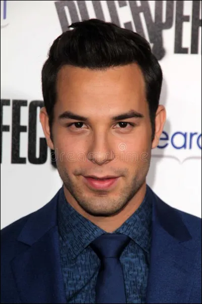Avec qui Skylar Astin (Jesse) était-il marié en 2018 ?
