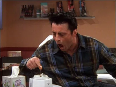 Finalement, vous vous y rendez en voiture. Arrivés au cinéma, la foule est bruyante et nombreuse, elle vous bouscule.