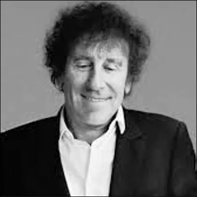 Dans quelle chanson Alain Souchon d&eacute;clare-t-il que, lorsqu�il &eacute;tait enfant, les adultes bourgeois le trouvaient carr&eacute;ment vulgaire ?