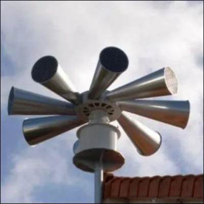 Quelle chanteuse se plaint de ces sir&egrave;nes dans nos cours dans la chanson "Larsen" ?